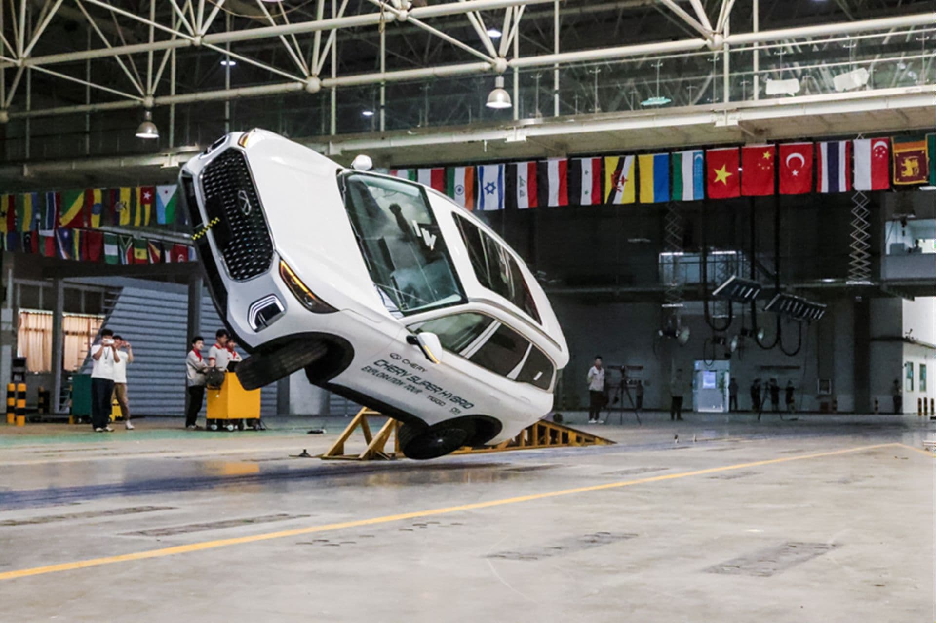 Chery puts Tiggo 9 CSH flagship to the test in extreme safety demonstrations