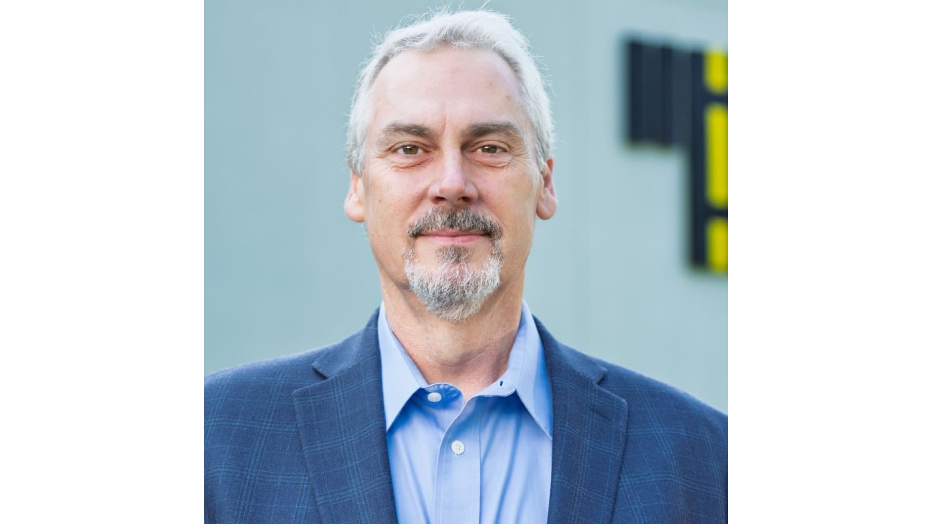 IIHS Leader Calls for Stronger Safety Commitment as Vehicle Technology Advances